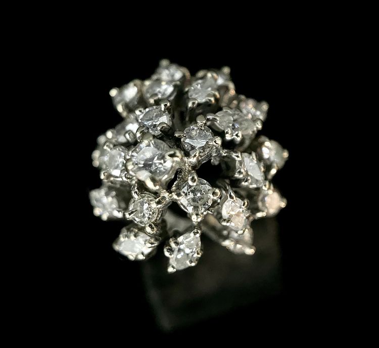 Bague or blanc serti de 1,65 carats de diamants