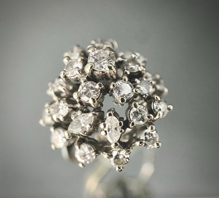 Bague or blanc serti de 1,65 carats de diamants