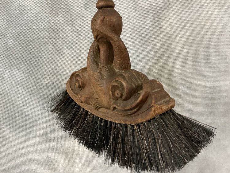 Belle balayette de cheminée ancienne en bois sculpté d'époque 19 ème 