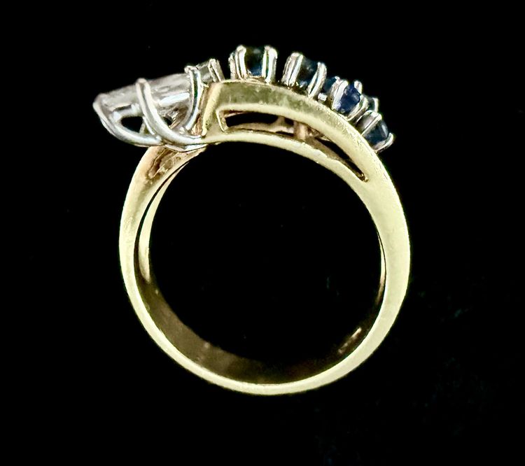 Anello in oro giallo con zaffiri e diamanti