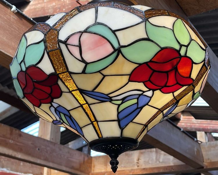 Tiffany-style glass pendant light