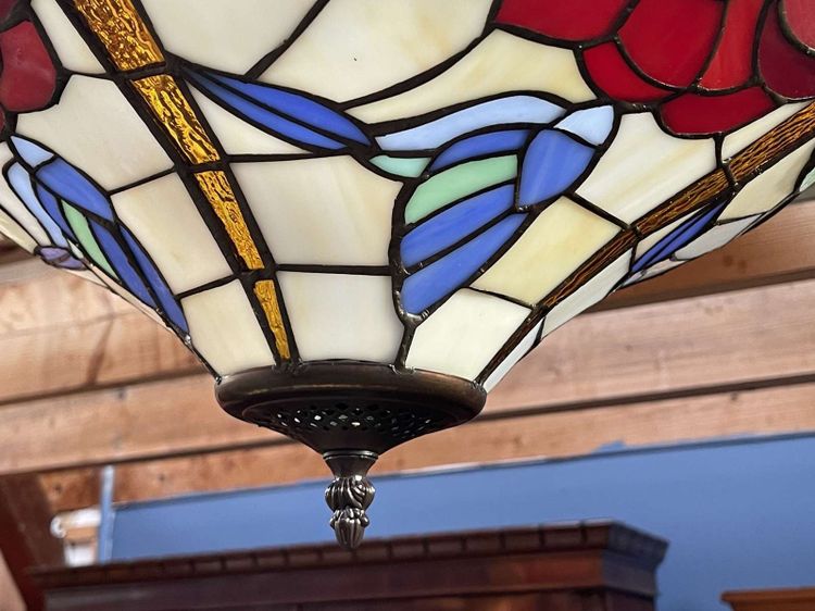 Tiffany-style glass pendant light