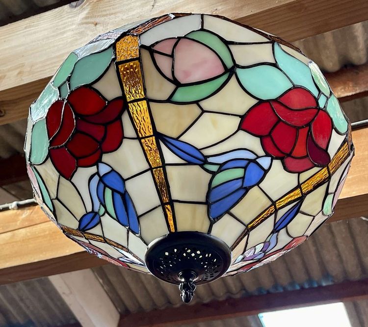 Tiffany-style glass pendant light