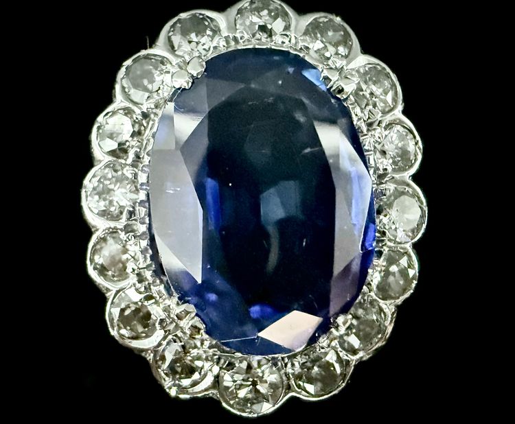 Weißgoldring mit einem 7-karätigen Saphir und 1,60 Karat Diamanten