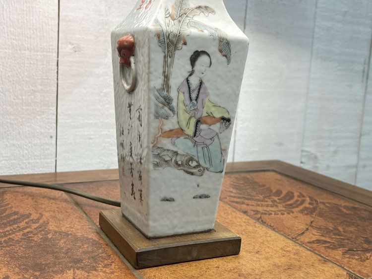Early 20th century Chinese porcelain lamp