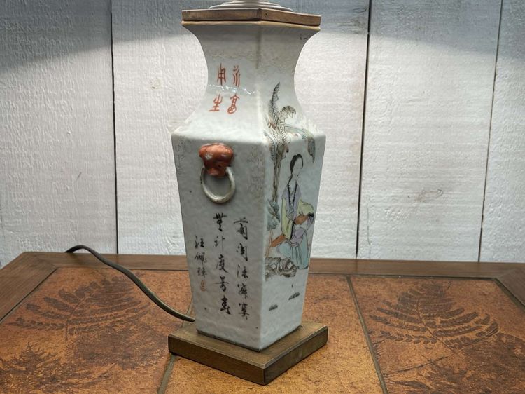 Early 20th century Chinese porcelain lamp