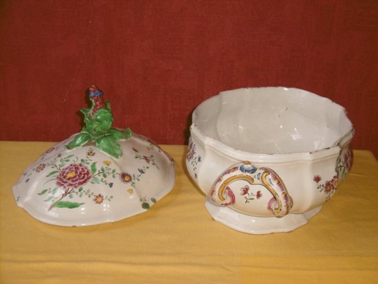 Earthenware tureen Sceaux XVIIIth century