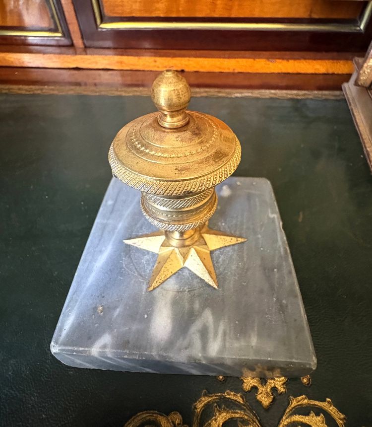 Encrier Empire en bronze doré, marbre bleu Turquin