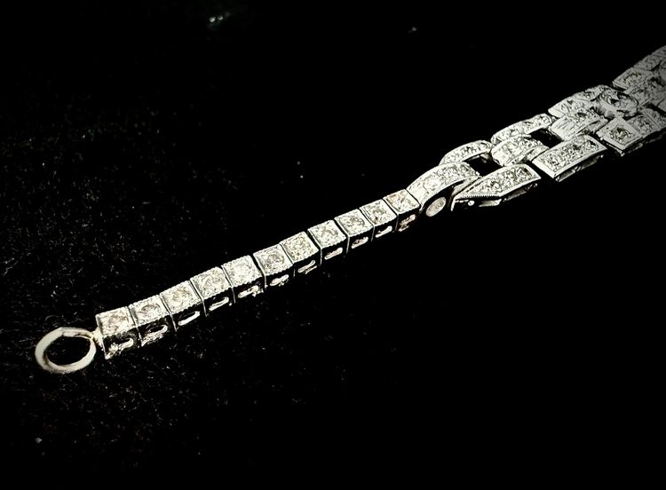Art Deco bracelet in platinum and gold set with an emerald and 4.72 carats of diamonds