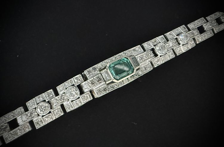 Art Deco bracelet in platinum and gold set with an emerald and 4.72 carats of diamonds