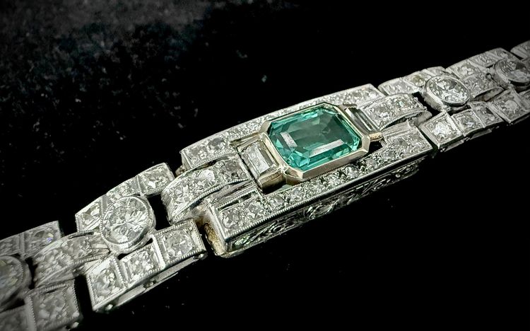 Art Deco bracelet in platinum and gold set with an emerald and 4.72 carats of diamonds