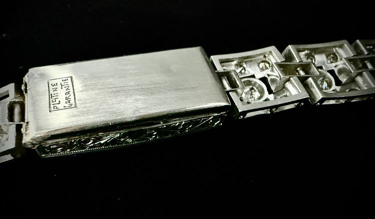 Art Deco bracelet in platinum and gold set with an emerald and 4.72 carats of diamonds
