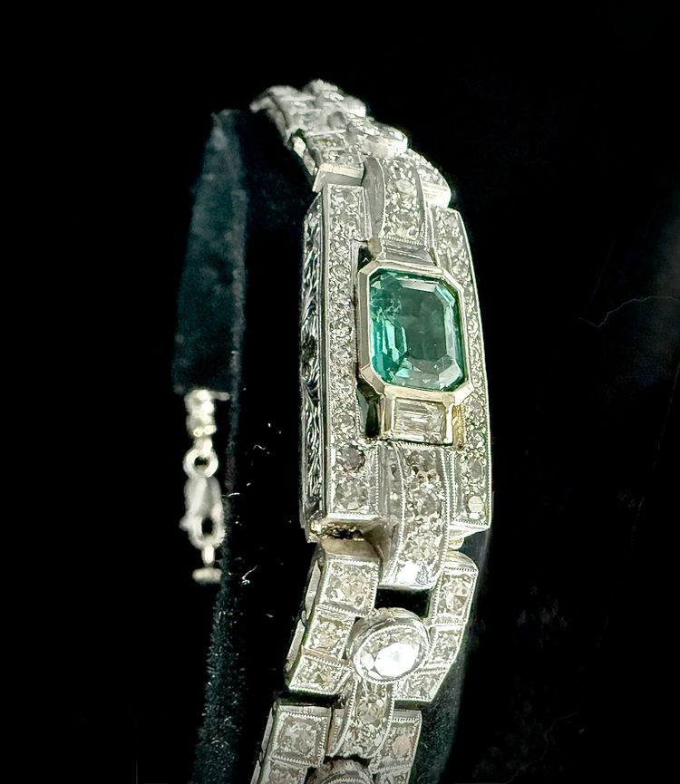 Art Deco bracelet in platinum and gold set with an emerald and 4.72 carats of diamonds
