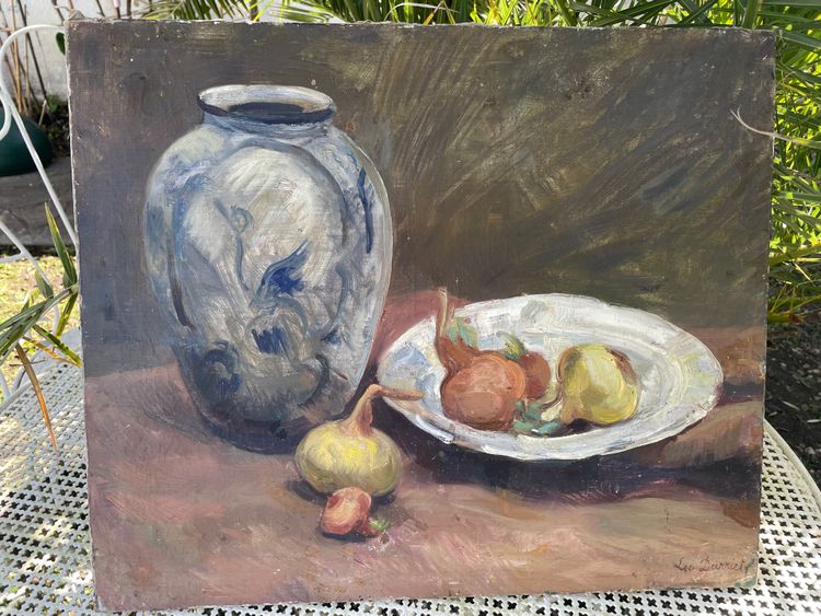 Onions and white earthenware by Léo Darriet