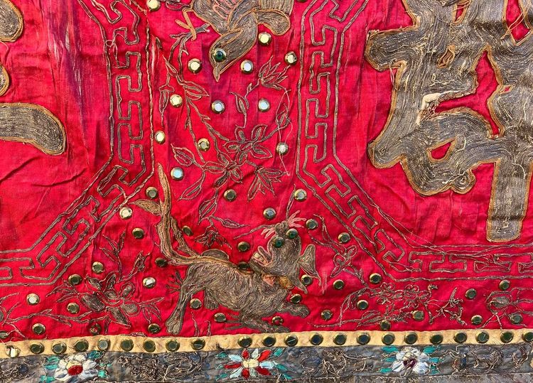Embroidered Chinese silk textile banner – late 19th / early 20th century