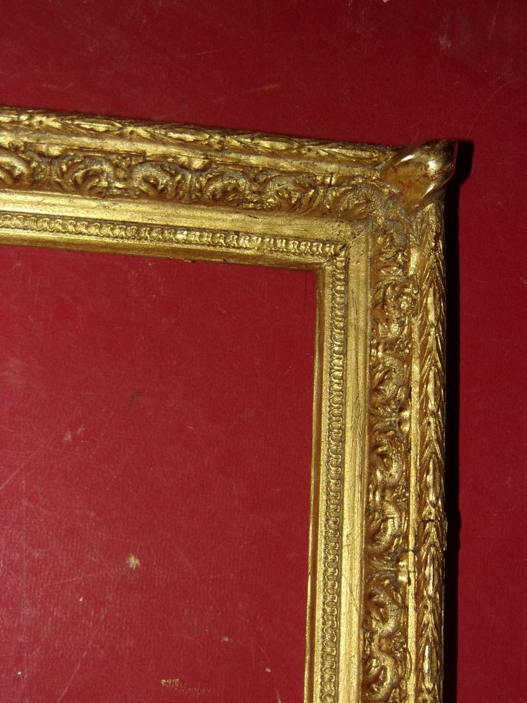 Cornice del XIX secolo in legno dorato.