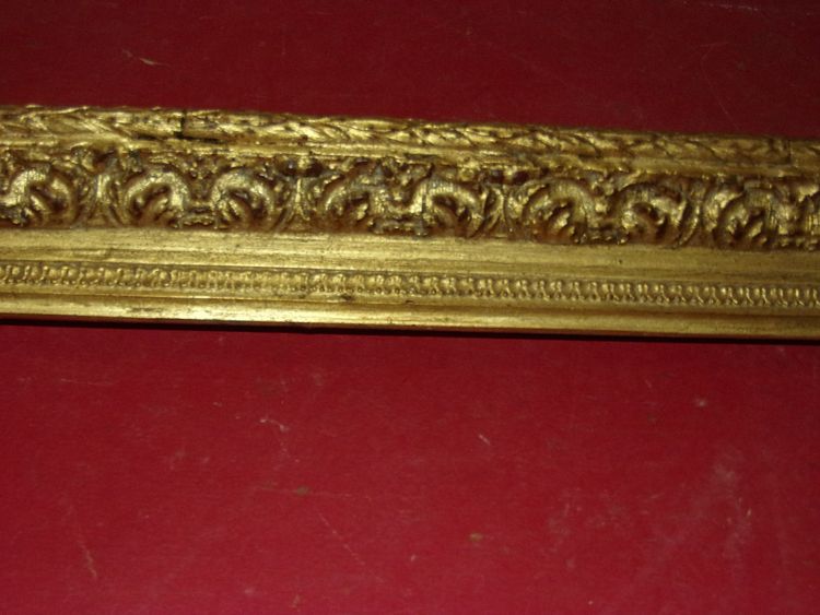 Cornice del XIX secolo in legno dorato.