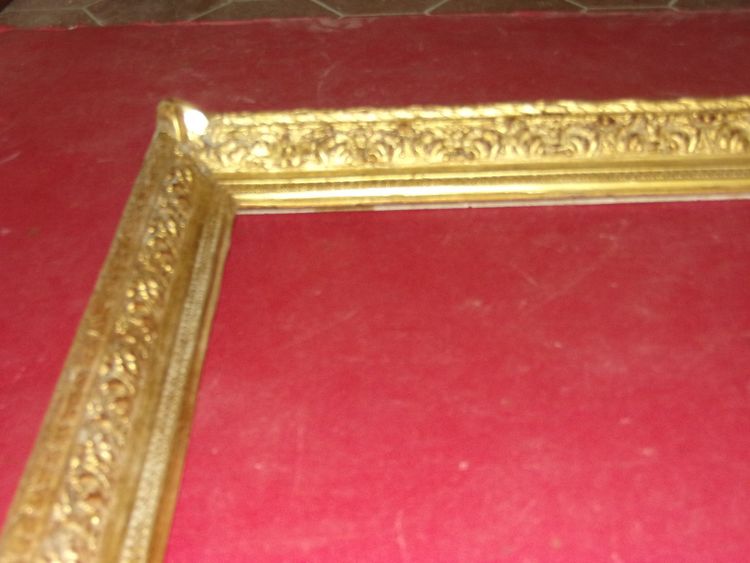 Cornice del XIX secolo in legno dorato.
