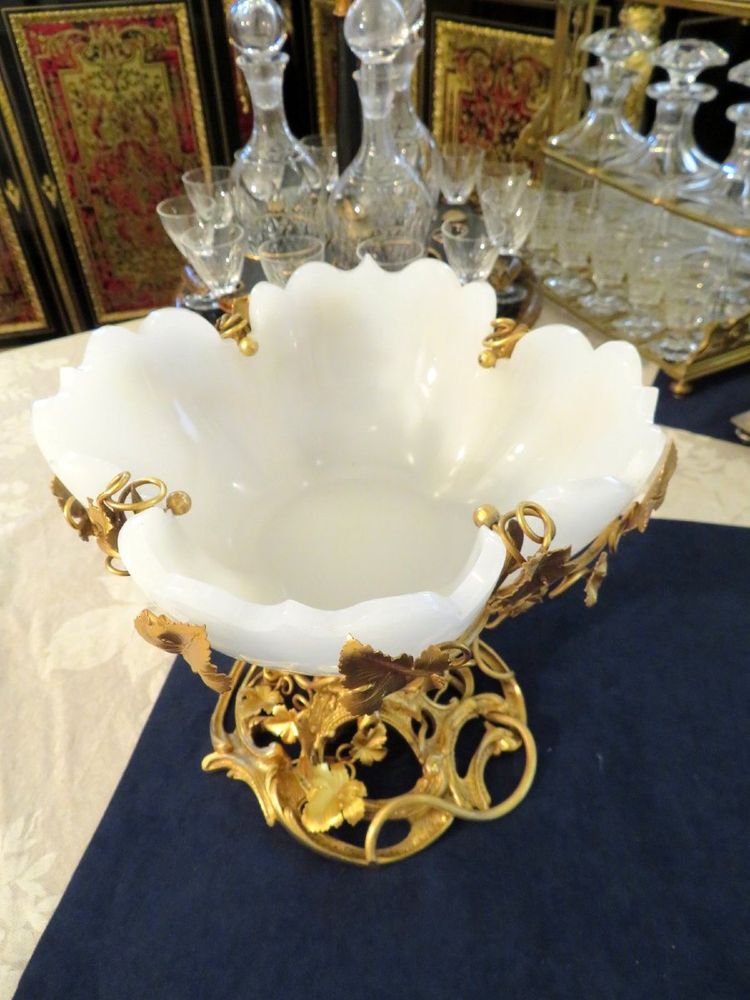 Centre de Table  Coupe en Bronze doré et opaline XIXéme