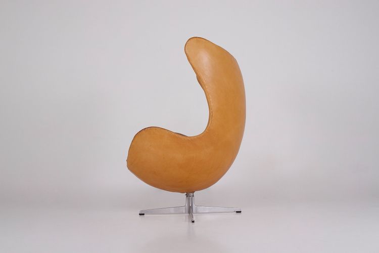Poltrona Egg con poggiapiedi – Arne Jacobsen