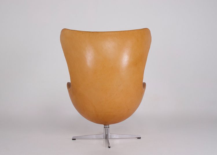 Poltrona Egg con poggiapiedi – Arne Jacobsen