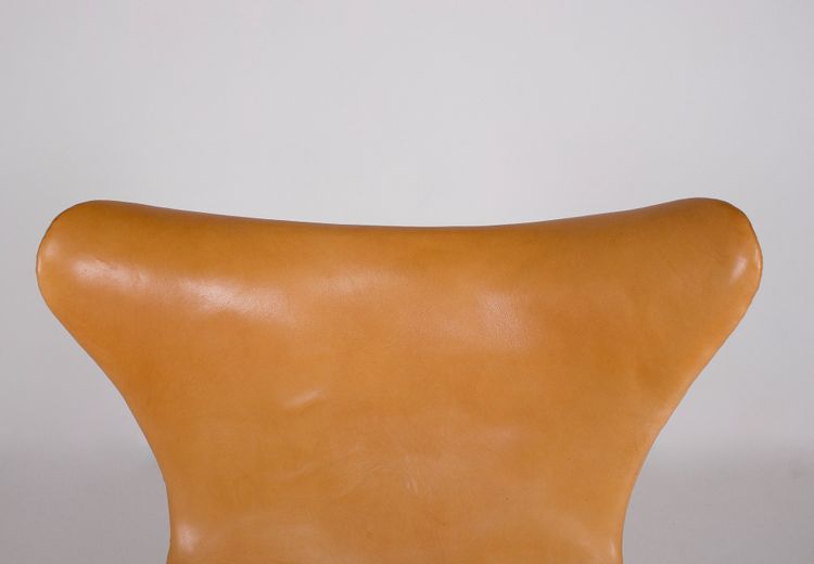 Poltrona Egg con poggiapiedi – Arne Jacobsen