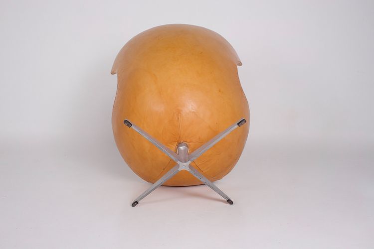 Poltrona Egg con poggiapiedi – Arne Jacobsen