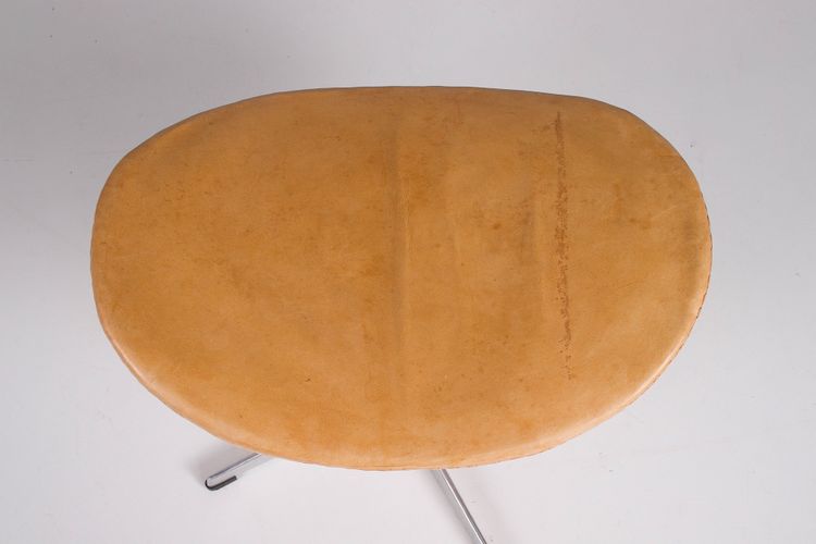 Poltrona Egg con poggiapiedi – Arne Jacobsen