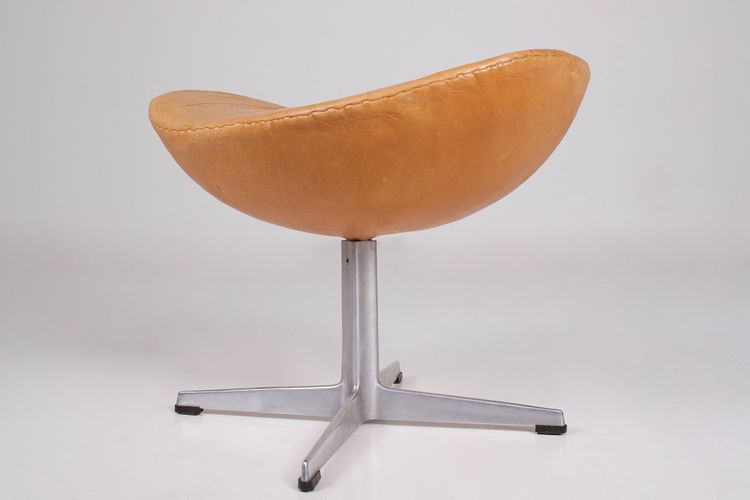 Poltrona Egg con poggiapiedi – Arne Jacobsen