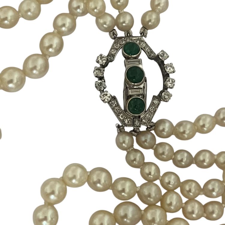 7255- Collier 3 Rangs Perles Akoya Fermoir Platine Or Gris Emeraudes Diamants