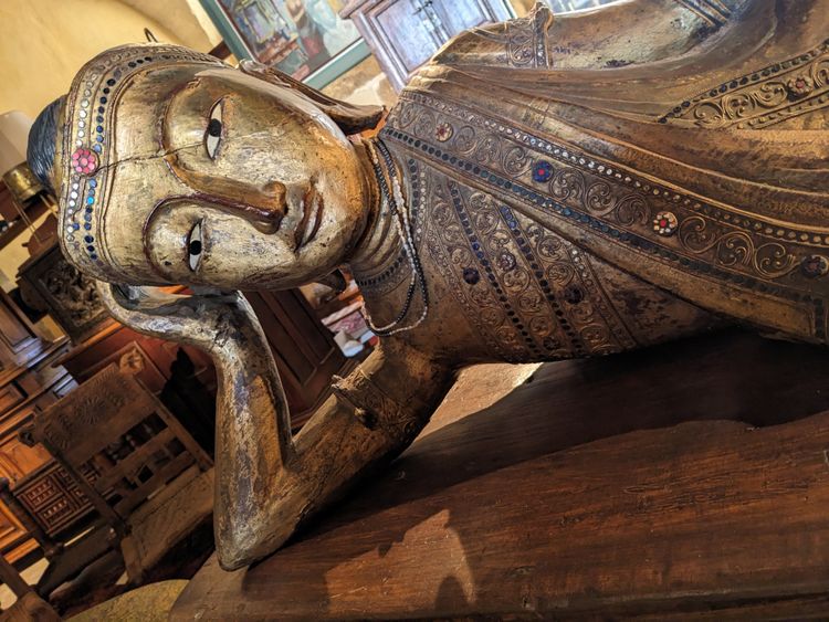 Ein großer burmesischer Buddha