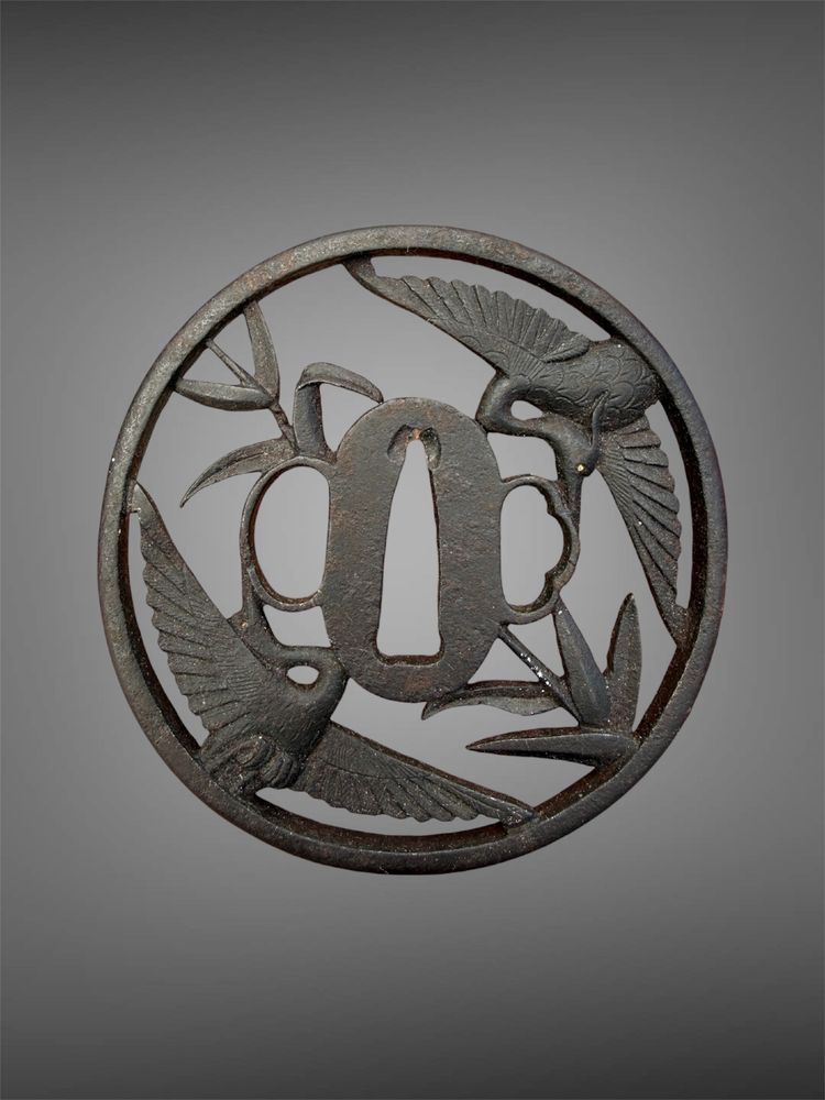 Tsuba maru gata en fer à décor de grues - Époque Edo - D. 8,4 cm.
