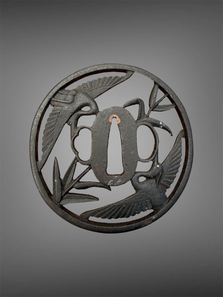 Tsuba maru gata en fer à décor de grues - Époque Edo - D. 8,4 cm.