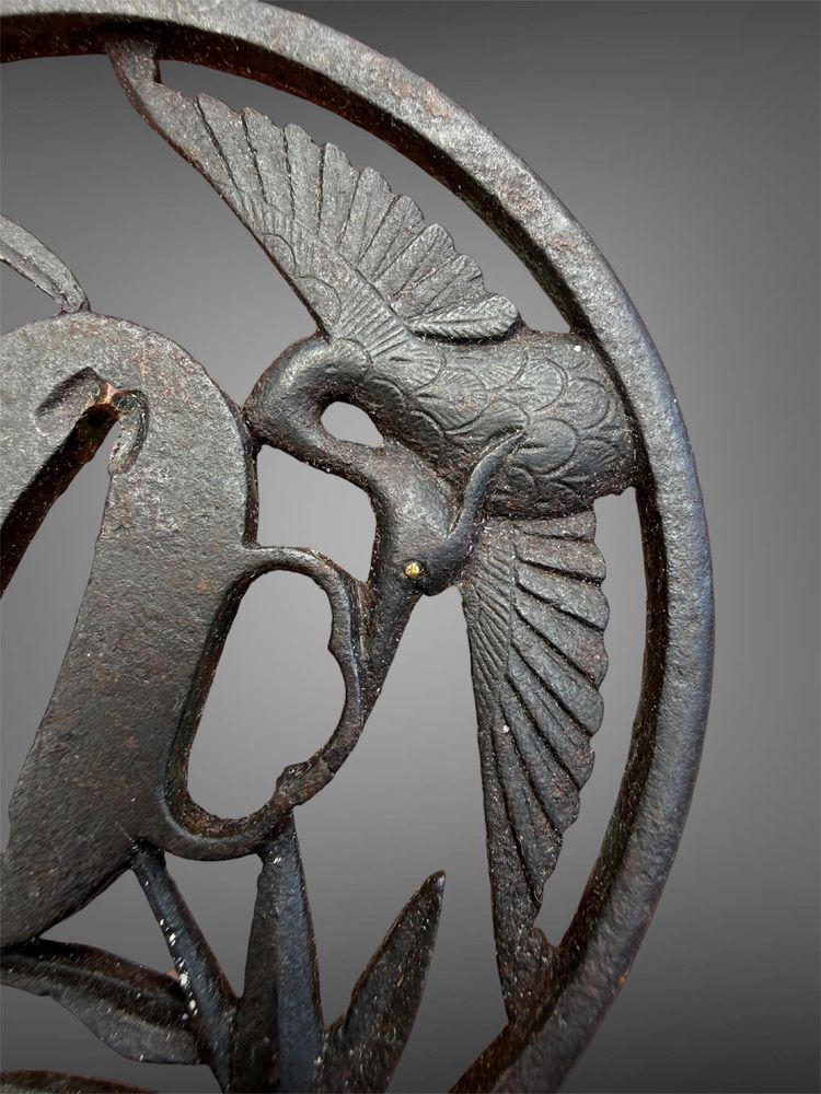 Tsuba maru gata en fer à décor de grues - Époque Edo - D. 8,4 cm.