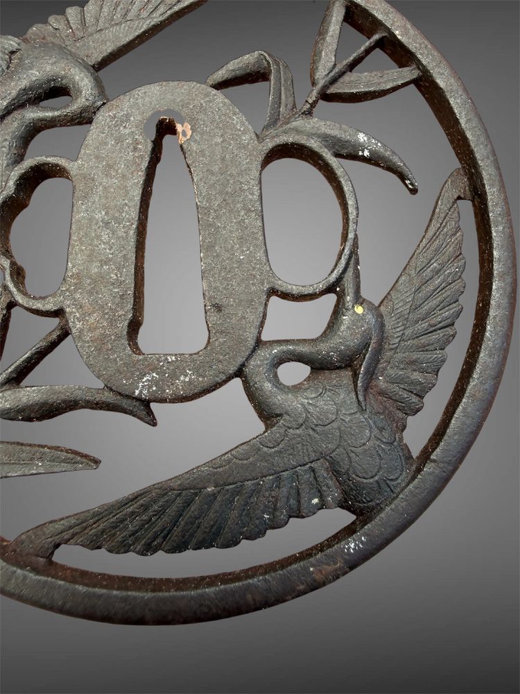 Tsuba maru gata en fer à décor de grues - Époque Edo - D. 8,4 cm.