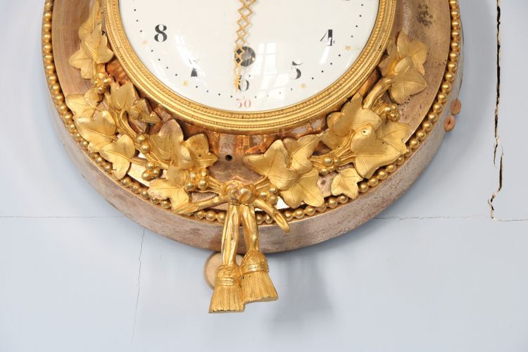 Pendule oeil de boeuf en bronze ciselé et doré