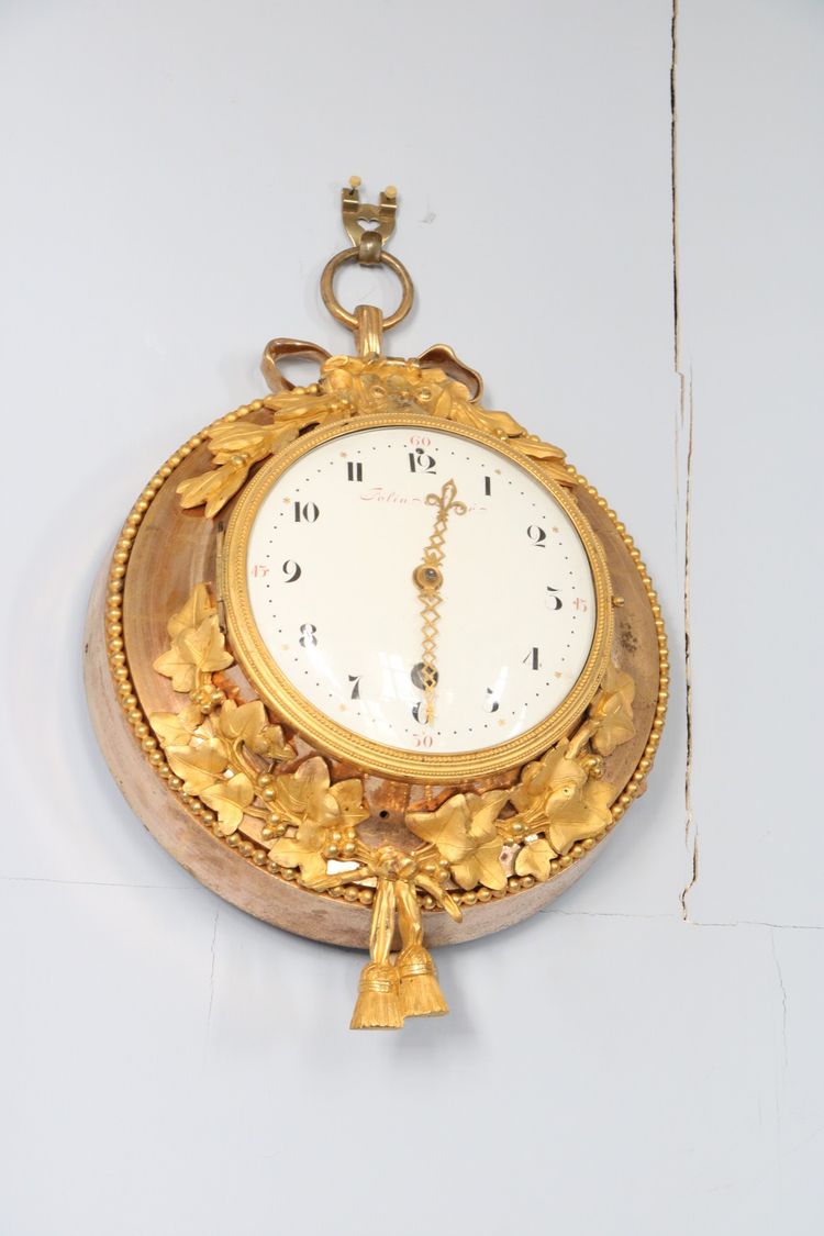 Pendule oeil de boeuf en bronze ciselé et doré