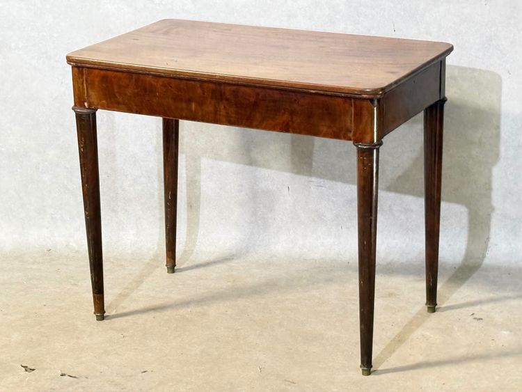 Kleiner Tisch mit Mahagonibaum