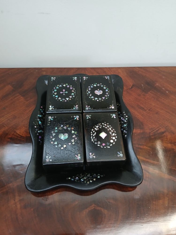 Tablett mit Token-Boxen.