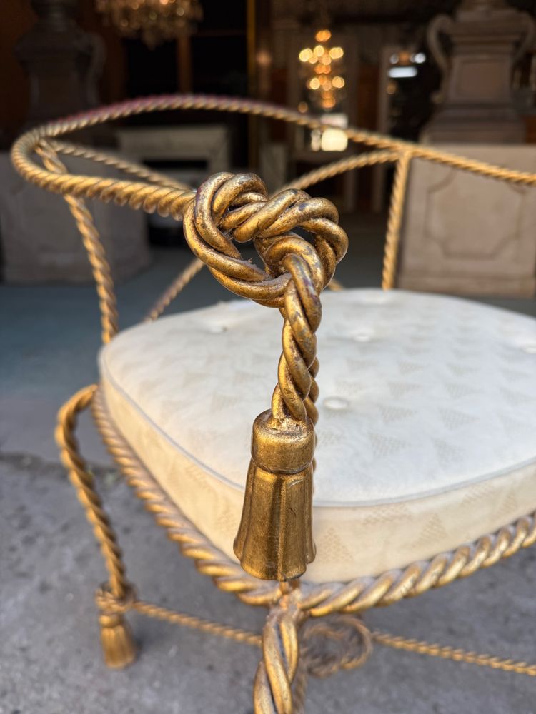 Fauteuil Italien en fer torsadé doré vers 1950, décor de pompons 