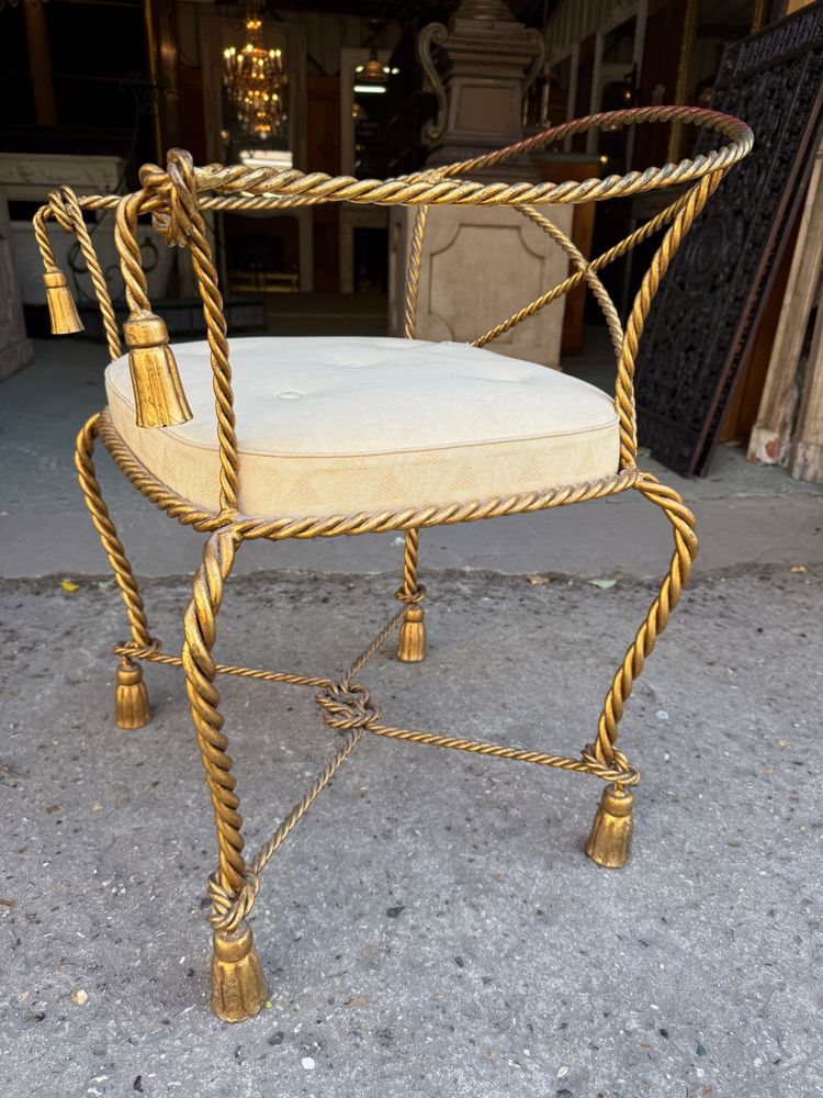 Fauteuil Italien en fer torsadé doré vers 1950, décor de pompons 