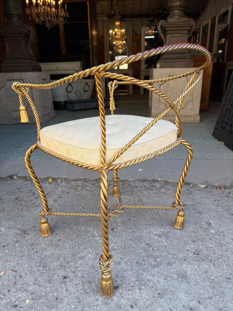 Fauteuil Italien en fer torsadé doré vers 1950, décor de pompons 