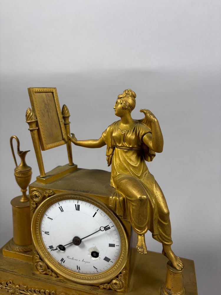Kaminuhr Frau mit Toilette aus der Zeit des Empire 19. Jahrhundert
