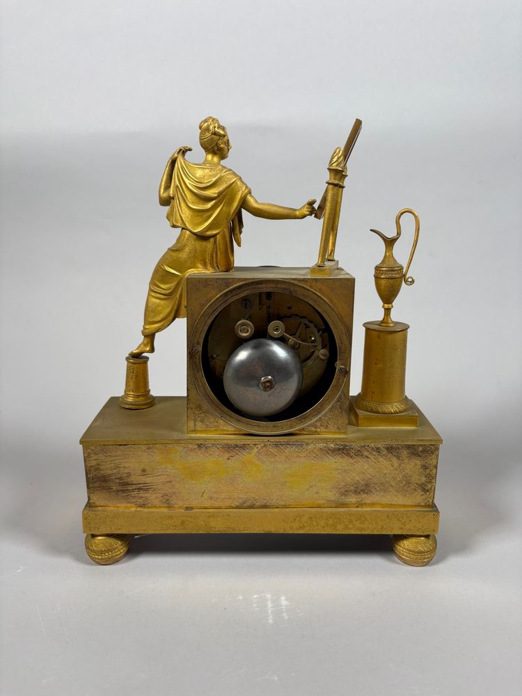 Kaminuhr Frau mit Toilette aus der Zeit des Empire 19. Jahrhundert