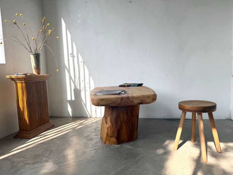 Organic Brutalist coffee table in solid cedar, trunk pedestal, 1970s