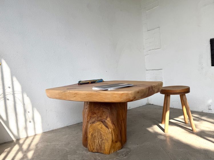 Organic Brutalist coffee table in solid cedar, trunk pedestal, 1970s