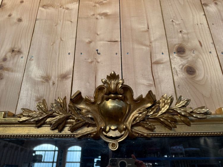 Specchio con frontone in stile Luigi XVI in legno dorato