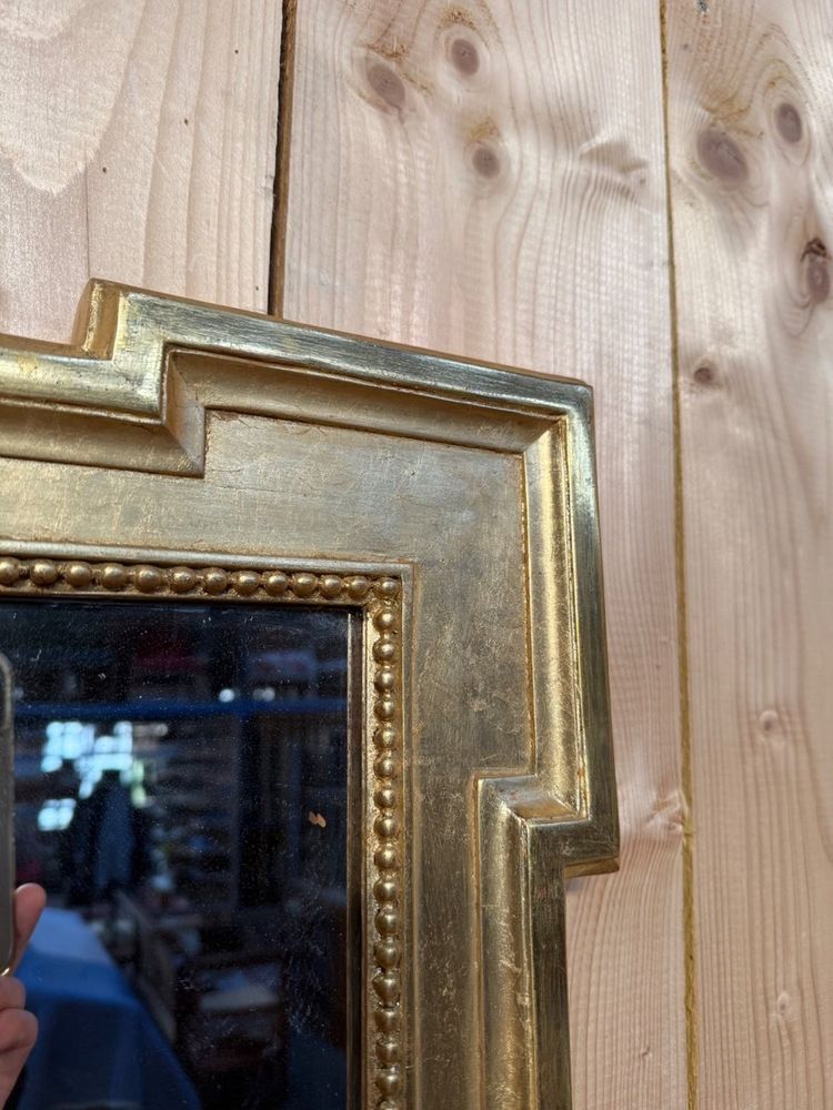Specchio con frontone in stile Luigi XVI in legno dorato