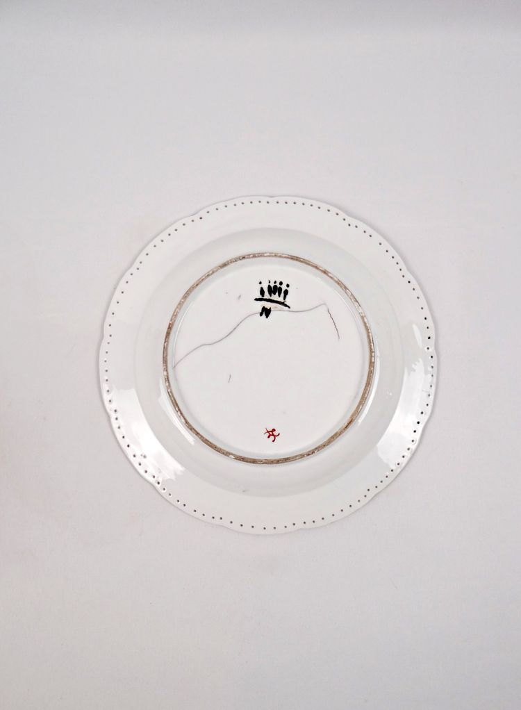 Assiette Capodimonte en porcelaine bas-relief de chérubin polychrome début XXe