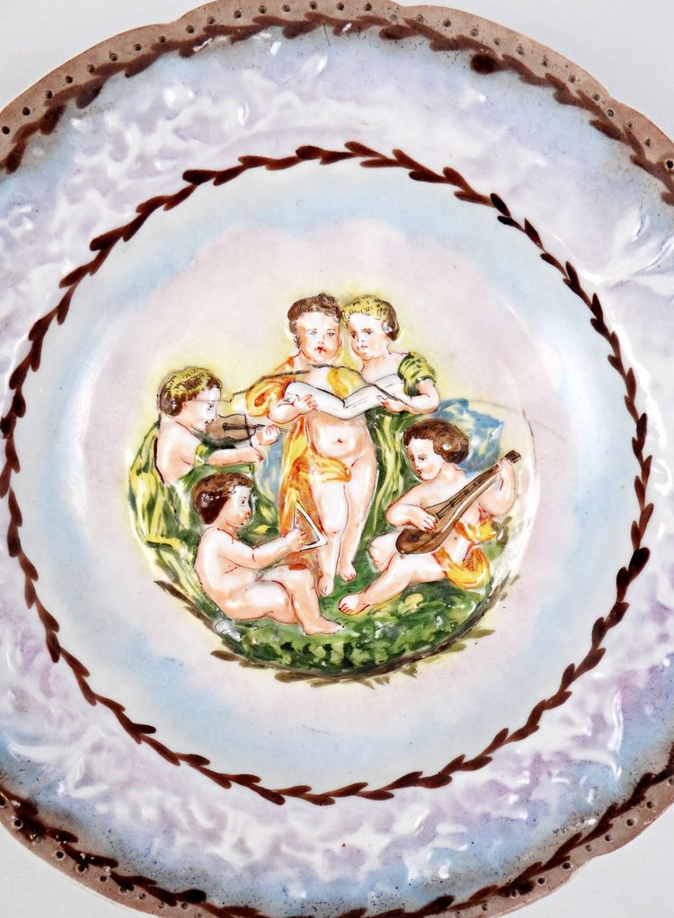 Assiette Capodimonte en porcelaine bas-relief de chérubin polychrome début XXe